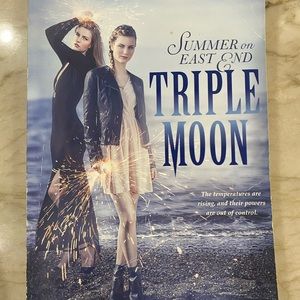 Book : Triple Moon by Melissa de la Cruz